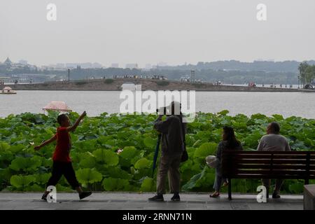 (170628) -- HANGZHOU, 28. Juni 2017 -- Menschen genießen die Landschaft der Lotusblumen im Westsee von Hangzhou, der Hauptstadt der ostchinesischen Provinz Zhejiang, 28. Juni 2017. Lotusblumen haben hier ihre beste Jahreszeit erreicht und die Blütezeit wird bis Anfang September dauern. )(wjq) CHINA-ZHEJIANG-HANGZHOU-LOTUS SAISON (CN) HuangxZongzhi PUBLICATIONxNOTxINxCHN Hangzhou Juni 28 2017 Prominente genießen die Landschaft der Lotus Blumen im WESTSEE von Hangzhou Hauptstadt von Ostchina S Zhejiang Provinz Juni 28 2017 Lotus Blumen hier in ihre beste Zeit des Jahres und die Blumen Stockfoto