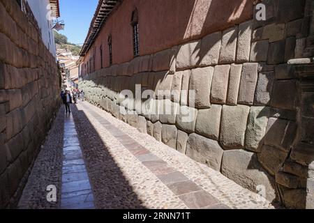 Cusco, Peru - 5. Dezember 2022: Hatun Rumiyoc Street mit Inka-Zwölfeckstein in Cusco, Peru Stockfoto