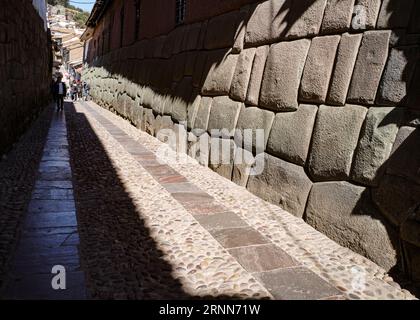 Cusco, Peru - 5. Dezember 2022: Hatun Rumiyoc Street mit Inka-Zwölfeckstein in Cusco, Peru Stockfoto