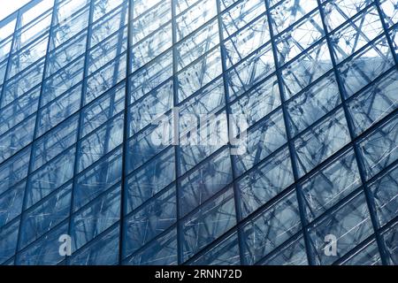 Nahaufnahme der Glasoberfläche mit Metallrahmen und modernen architektonischen Details Stockfoto