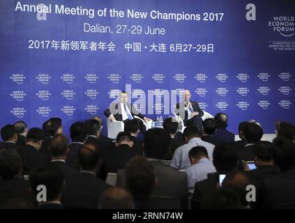 (170628) -- DALIAN, 28. Juni 2017 -- der chinesische Premier Li Keqiang trifft sich mit den Weltunternehmern während der Jahrestagung der Neuen Champions 2017, auch Summer Davos genannt, in Dalian, nordöstliche Provinz Liaoning, 28. Juni 2017. ) (zhs) CHINA-DALIAN-LI KEQIANG-SUMMER DAVOS-MEETING (CN) PangxXinglei PUBLICATIONxNOTxINxCHN Dalian Juni 28 2017 der chinesische Premierminister Keqiang trifft sich mit den Weltunternehmern während der Jahrestagung der Neuen Champions 2017, die so genannten Summer Davos, in Dalian Nordostchina Provinz S Liaoning Juni 28 2017 zhs China Dalian Summer Keqang Ich Stockfoto