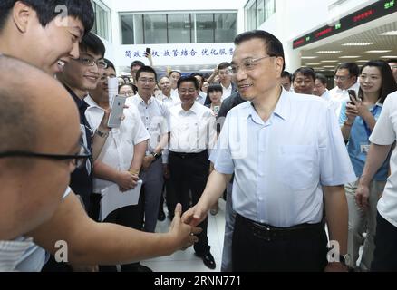 (170628) -- DALIAN, 28. Juni 2017 -- der chinesische Premier Li Keqiang (C) besucht die Freihandelszone Dalian Area of China (Liaoning) in Dalian, wo der Sommer Davos im Gange ist, nordöstliche Provinz Liaoning, 26. Juni 2017. ) (zhs) CHINA-DALIAN-LI KEQIANG-VISIT (CN) PangxXinglei PUBLICATIONxNOTxINxCHN Dalian Juni 28 2017 Chinesischer Premier links Keqiang C besucht Dalian-Gebiet von China Liaoning Pilot Freihandelszone in Dalian, wo der Sommer Davos im Gange IST Nordostchchina S Liaoning Provinz Juni 26 2017 zhs China Dalian links KeqixBesuchen Sie PangNQixBLCN PIONQixKN Stockfoto