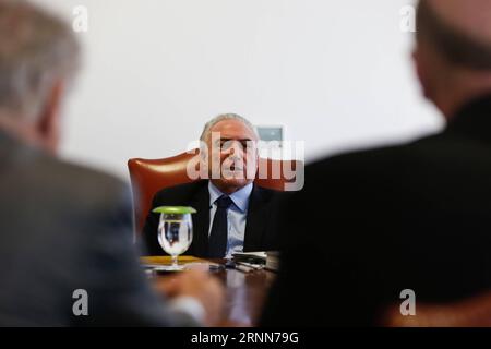 (170629) -- BRASILIA, 29. Juni 2017 -- das Bild des brasilianischen Ratsvorsitzes zeigt, wie der brasilianische Präsident Michel Temer (C) am 28. Juni 2017 an einem Treffen mit den Führern der alliierten Basis in der Abgeordnetenkammer in Brasilia (Brasilien) teilnimmt. Der brasilianische Oberste Gerichtshof Edson Fachin hat am Mittwoch entschieden, die Anklage gegen Präsident Michel Temer direkt an die Abgeordnetenkammer zur Abstimmung zu senden. Marcos Correa/Vorsitz BRASILIENS) (da)(rtg)(jmmn) BRASILIEN-BRASILIA-POLITICS-EVENT e BRAZILIANxPRESIDENCY PUBLICATIONxNOTxINxCHN Brasilia Juni 29 2017 Bild von den Shows des brasilianischen Vorsitzes Stockfoto