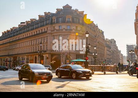 Paris, Frankreich - 24. Januar 2022: Allgemeiner Straßenblick von Paris, der französischen Hauptstadt. Typisch französische Architektur und Stadtblick. Stockfoto