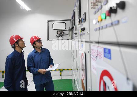 (170629) -- HANGZHOU, 29. Juni 2017 -- Mitarbeiter führen Netzanpassungen und Tests des auf dem Dach montierten Photovoltaiksystems im Südbahnhof von Hangzhou, der Hauptstadt der ostchinesischen Provinz Zhejiang, am 29. Juni 2017 durch. Das System, das eine Fläche von etwa 52.000 Quadratmetern umfasst und eine installierte Gesamtleistung von 4,2 Megawatt aufweist, hat am Donnerstag die Qualitätsabnahme bestanden. Der Südbahnhof von Hangzhou soll Ende 2017 in Betrieb genommen werden. )(wjq) CHINA-ZHEJIANG-HANGZHOU SÜDBAHNHOF-PV-SYSTEM (CN) HuangxZongzhi PUBLICATIONxNOTxINxCHN Hangzhou Juni 29 2017 St Stockfoto