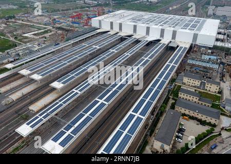 (170629) -- HANGZHOU, 29. Juni 2017 -- Foto aufgenommen am 29. Juni 2017 zeigt das auf dem Dach montierte Photovoltaik-System im Südbahnhof von Hangzhou, der Hauptstadt der ostchinesischen Provinz Zhejiang. Das System, das eine Fläche von etwa 52.000 Quadratmetern umfasst und eine installierte Gesamtleistung von 4,2 Megawatt aufweist, hat am Donnerstag die Qualitätsabnahme bestanden. Der Südbahnhof von Hangzhou soll Ende 2017 in Betrieb genommen werden. )(wjq) CHINA-ZHEJIANG-HANGZHOU SÜDBAHNHOF-PV-SYSTEM (CN) HuangxZongzhi PUBLICATIONxNOTxINxCHN Hangzhou Juni 29 2017 Foto aufgenommen AM Juni 29 2017 zeigt die Stockfoto