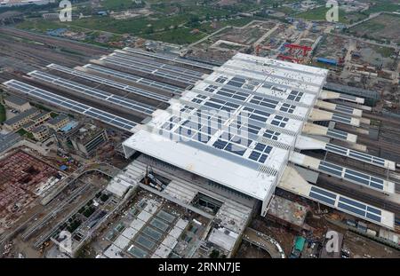 (170629) -- HANGZHOU, 29. Juni 2017 -- Foto aufgenommen am 29. Juni 2017 zeigt das auf dem Dach montierte Photovoltaik-System im Südbahnhof von Hangzhou, der Hauptstadt der ostchinesischen Provinz Zhejiang. Das System, das eine Fläche von etwa 52.000 Quadratmetern umfasst und eine installierte Gesamtleistung von 4,2 Megawatt aufweist, hat am Donnerstag die Qualitätsabnahme bestanden. Der Südbahnhof von Hangzhou soll Ende 2017 in Betrieb genommen werden. )(wjq) CHINA-ZHEJIANG-HANGZHOU SÜDBAHNHOF-PV-SYSTEM (CN) HuangxZongzhi PUBLICATIONxNOTxINxCHN Hangzhou Juni 29 2017 Foto aufgenommen AM Juni 29 2017 zeigt die Stockfoto