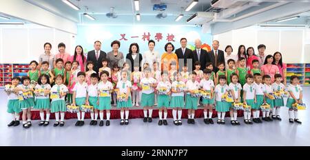 (170629) -- HONGKONG, 29. Juni 2017 -- Peng Liyuan (7. L, hinten), Ehefrau des chinesischen Präsidenten Xi Jinping, posiert für ein Gruppenfoto mit Kindern, die während ihres Besuchs in einer örtlichen Schule eine Aufführung inszenierten, begleitet von Regina Leung, Ehefrau des Chief Executive der Sonderverwaltungsregion Hongkong, Leung Chun-ying, in Hongkong, Südchina, 29. Juni 2017. ) (ly) CHINA-HONG KONG-PENG LIYUAN-LOCAL SCHOOL-VISIT (CN) WangxYe PUBLICATIONxNOTxINxCHN Hongkong Juni 29 2017 Peng Liyuan 7. L Konterfrau des chinesischen Präsidenten Xi Jinping posiert für ein Gruppenfoto mit Kindern, die eine Performance inszeniert haben Stockfoto