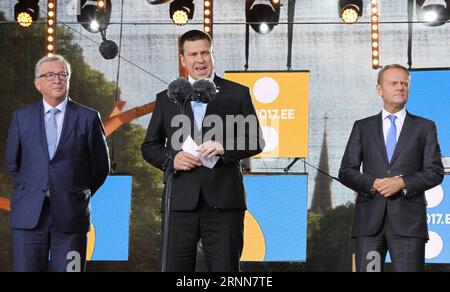 (170630) -- TALLINN, 30. Juni 2017 -- der Estnische Premierminister Juri Ratas (C), Donald Tusk (R), Präsident des Europäischen Rates, und Jean-Claude Juncker, Präsident der Europäischen Kommission, nehmen am öffentlichen Eröffnungskonzert in Tallinn, Estland, am 29. Juni 2017 Teil. Am Donnerstag fanden hier große Eröffnungsveranstaltungen statt, die als Auftakt für die Estnische Ratspräsidentschaft vom 1. Juli bis zum 31. Dezember dieses Jahres dienen sollten. Unter dem Motto „Einheit durch Ausgewogenheit für den EU-Ratsvorsitz“ wurden bei der Eröffnungszeremonie und den Konzerten traditionelle Estnische Lieder sowie moderne Estnische Heav angeboten Stockfoto