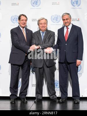 (170630) -- CRANS-MONTANA, 30. Juni 2017 -- der zyprische Präsident Nicos Anastasiades (L), der türkisch-zyprische Führer Mustafa Akinci (R) und der UN-Generalsekretär Antonio Guterres posieren für ein Foto während der neuen Runde der Zypernkonferenz unter der Schirmherrschaft der Vereinten Nationen in Crans-Montana, Schweiz, Juni 30 2017. UN-Generalsekretär Antonio Guterres kam in der Schweizer Alpenstadt Crans-Montana an, um die laufenden Friedensgespräche über die Wiedervereinigung Zyperns voranzutreiben. (lrz) SCHWEIZ-CRANS-MONTANA-ZYPERN-FRIEDENSGESPRÄCHE XuxJinquan PUBLICATIONxNOTxINxCHN Crans Montana Juni Stockfoto