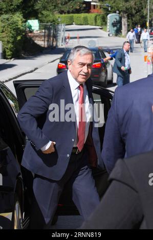 (170630) -- CRANS-MONTANA, 30. Juni 2017 -- der türkisch-zyprische Führer Mustafa Akinci kommt zur neuen Runde der Konferenz über Zypern unter der Schirmherrschaft der Vereinten Nationen in Crans-Montana, Schweiz, Juni 30 2017. UN-Generalsekretär Antonio Guterres kam in der Schweizer Alpenstadt Crans-Montana an, um die laufenden Friedensgespräche über die Wiedervereinigung Zyperns voranzutreiben. (lrz) SCHWEIZ-CRANS-MONTANA-ZYPERN-FRIEDENSGESPRÄCHE XuxJinquan PUBLICATIONxNOTxINxCHN Crans Montana Juni 30 2017 der türkisch-zyprische Führer Mustafa Akinci kommt zur neuen Runde der Zypernkonferenz Stockfoto