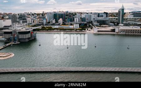 Panoramapark der Nationen in Lissabon, Portugal mit der berühmten Gondelfahrt im Vordergrund Stockfoto