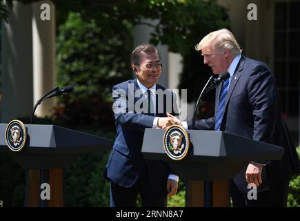 (170630) -- WASHINGTON, 30. Juni 2017 -- US-Präsident Donald Trump (R) gibt dem südkoreanischen Präsidenten Moon Jae-in die Hand, nachdem er am 30. Juni 2017 eine gemeinsame Erklärung im Weißen Haus in Washington D.C. abgegeben hat. US-Präsident Donald Trump forderte am Freitag die Beseitigung von Handelshemmnissen, um faire und wechselseitige Wirtschaftsbeziehungen zwischen den Vereinigten Staaten und Südkorea zu schaffen. ) US-WASHINGTON D.C.-SÜDKOREA-PRÄSIDENT-BESUCH YinxBogu PUBLICATIONxNOTxINxCHN Washington Juni 30 2017 US-Präsident Donald Trump r gibt dem südkoreanischen Präsidenten Moon Jae im Anschluss die Hand Stockfoto