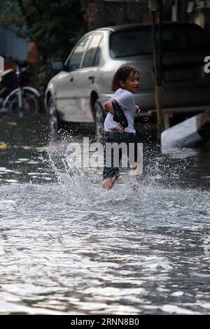 (170630) -- MANILA, 30. Juni 2017 -- Ein Junge spielt auf einer überfluteten Straße nach starkem Regen in Manila, Philippinen, 30. Juni 2017. ) (lrz) PHILIPPINEN-MANILA-SCHWERER REGEN ROUELLExUMALI PUBLICATIONxNOTxINxCHN MANILA Juni 30 2017 ein Junge SPIELT AUF einer überfluteten Straße nach starkem Regen in Manila Philippinen Juni 30 2017 lrz Philippinen Manila schwerer Regen RouellexUmali PUBLICATIONxNOTxINxCHN Stockfoto