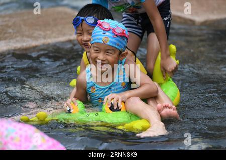 (170701) -- TAIPEI, 1. Juli 2017 -- Kinder spielen mit Wasser während des Taipei Wasserfestivals im Wasserpark von Taipei, Südostchinas Taiwan, 1. Juli 2017. Das am Samstag begonnene Festival soll durch wasserfreundliche Einrichtungen und Aktivitäten das Bewusstsein für die Bedeutung von Gesundheit und Ökosystemen schärfen. ) (zhs) CHINA-TAIPEI-SUMMER-WATER FESTIVAL (CN) ZHOUxMI PUBLICATIONxNOTxINxCHN Taipei 1. Juli 2017 Kinder spielen mit Wasser während des Taipei Water Festivals im Wasserpark von Taipei Südostchina S TAIWAN 1. Juli 2017 das Festival, das AM Samstag begann, soll erhöht werden Stockfoto