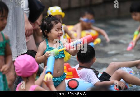 (170701) -- TAIPEI, 1. Juli 2017 -- Kinder spielen mit Wasser während des Taipei Wasserfestivals im Wasserpark von Taipei, Südostchinas Taiwan, 1. Juli 2017. Das am Samstag begonnene Festival soll durch wasserfreundliche Einrichtungen und Aktivitäten das Bewusstsein für die Bedeutung von Gesundheit und Ökosystemen schärfen. ) (zhs) CHINA-TAIPEI-SUMMER-WATER FESTIVAL (CN) ZHOUxMI PUBLICATIONxNOTxINxCHN Taipei 1. Juli 2017 Kinder spielen mit Wasser während des Taipei Water Festivals im Wasserpark von Taipei Südostchina S TAIWAN 1. Juli 2017 das Festival, das AM Samstag begann, soll erhöht werden Stockfoto