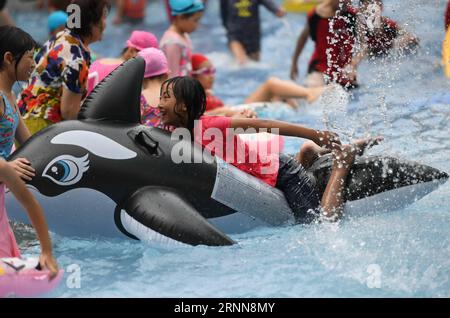 (170701) -- TAIPEI, 1. Juli 2017 -- Kinder spielen mit Wasser während des Taipei Wasserfestivals im Wasserpark von Taipei, Südostchinas Taiwan, 1. Juli 2017. Das am Samstag begonnene Festival soll durch wasserfreundliche Einrichtungen und Aktivitäten das Bewusstsein für die Bedeutung von Gesundheit und Ökosystemen schärfen. ) (zhs) CHINA-TAIPEI-SUMMER-WATER FESTIVAL (CN) ZHOUxMI PUBLICATIONxNOTxINxCHN Taipei 1. Juli 2017 Kinder spielen mit Wasser während des Taipei Water Festivals im Wasserpark von Taipei Südostchina S TAIWAN 1. Juli 2017 das Festival, das AM Samstag begann, soll erhöht werden Stockfoto