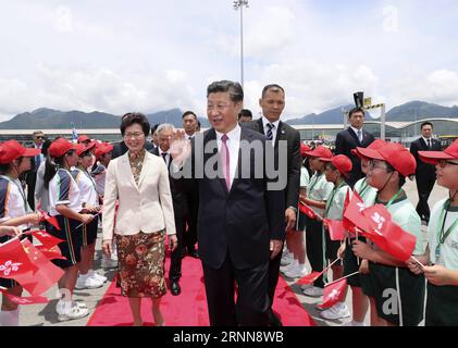 (170701) -- HONGKONG, 1. Juli 2017 -- der chinesische Präsident Xi Jinping winkt der Menge bei einer Abstechzeremonie zu, während er seinen Besuch in Hongkong am 1. Juli 2017 in Hongkong, Südchina, abschließt. ) (ly) CHINA-HONG KONG-XI JINPING-DEPARTURE (CN) LanxHongguang PUBLICATIONxNOTxINxCHN Hong KONG 1. Juli 2017 der chinesische Präsident Xi Jinping winkt der Menge BEI einer Zeremonie am See zu, während er seinen Besuch in Hongkong in Südchina am 1. Juli 2017 abschließt Ly China Hong Kong Xi Jinping Departure CN LanxHongguang PUBLICATIONxNOTxINxCHN Stockfoto