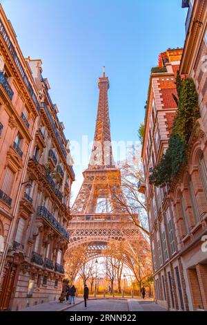 Paris, Frankreich - 24. JAN 2022: Der ikonische Eiffelturm, ein schmiedeeiserner Gitterturm, entworfen von Gustave Eiffel auf dem Champ de Mars in Paris, Frankreich. Stockfoto