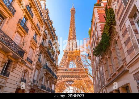 Paris, Frankreich - 24. JAN 2022: Der ikonische Eiffelturm, ein schmiedeeiserner Gitterturm, entworfen von Gustave Eiffel auf dem Champ de Mars in Paris, Frankreich. Stockfoto