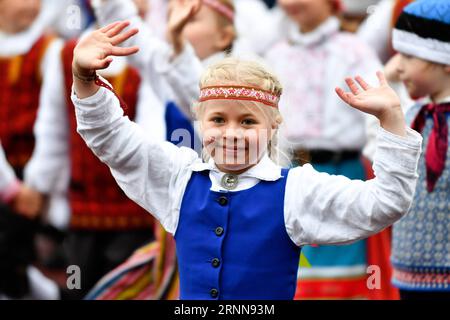 (170702) -- TALLINN, 2. Juli 2017 -- Ein Mädchen in traditioneller Volkstracht tritt während der Tanzfeier der Song- und Tanzfeier in Tallinn, Estland, am 1. Juli 2017 auf. Am 30. Juni und 1. Juli nahmen etwa 8.000 Darsteller an der Tanzfeier Teil, am 2. Juli folgte die Liederfeier. ) (Zxj) ESTLAND-TALLINN-TANZ-FEIER SergeixStepanov PUBLICATIONxNOTxINxCHN Tallinn 2. Juli 2017 ein Mädchen in traditioneller Volkstracht tritt während der Tanzfeier der Song- und Tanzfeier in Tallinn Estland am 1. Juli 2017 auf etwa 8 000 Darsteller nahmen an der Tanzfeier Teil Stockfoto