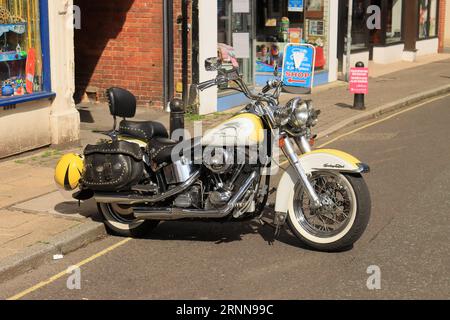 Harley Davidson Heritage Softail Motorrad, 1990er Jahre. Das Petersfield Summer Festival fand am Wochenende der Feiertage im August 2023 statt. Es gab viele Marktstände, vor allem Lebensmittel und Kunsthandwerk und Petersfield Square beherbergte eine Musikbühne, auf der die Künstler an den drei Tagen unterhielten. Das hier gezeigte Foto ist Teil der Oldtimer-Motorradausstellung, die am Sonntag der Veranstaltung bei Besuchern beliebt war. Stockfoto