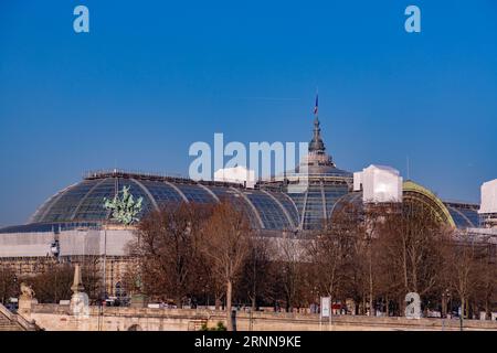 Paris, Frankreich - 24. Januar 2022: Das Grand Palais des Champs-Elysees, Great Palace, ist eine historische Stätte, Ausstellungshalle und Museumskomplex in Stockfoto