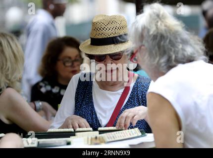 (170703) -- NEW YORK, 3. Juli 2017 -- Hobbyisten spielen mAh Jongg während der mAh Jongg Marathon Veranstaltung im Bryant Park in New York City, USA, am 3. Juli 2017. Nach Angaben der Veranstalterin Linda Fisher soll die Veranstaltung den mAh Jongg-Hobbyisten einen Ort bieten, um miteinander zu kommunizieren und das Spiel für mehr Menschen zu bewerben. MAh Jongg stammt aus China und wurde in den 1920er Jahren in die Vereinigten Staaten eingeführt. US-NEW YORK-mAh JONGG MARATHON WangxYing PUBLICATIONxNOTxINxCHN New York 3. Juli 2017 Hobbyisten spielen mAh Jongg während des mAh Jongg Marathon Events IM Bryant Park in N Stockfoto