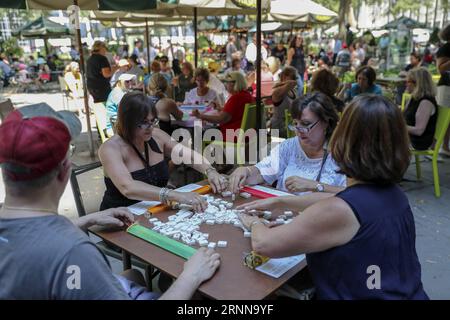 (170703) -- NEW YORK, 3. Juli 2017 -- Hobbyisten spielen mAh Jongg während der mAh Jongg Marathon Veranstaltung im Bryant Park in New York City, USA, am 3. Juli 2017. Nach Angaben der Veranstalterin Linda Fisher soll die Veranstaltung den mAh Jongg-Hobbyisten einen Ort bieten, um miteinander zu kommunizieren und das Spiel für mehr Menschen zu bewerben. MAh Jongg stammt aus China und wurde in den 1920er Jahren in die Vereinigten Staaten eingeführt. US-NEW YORK-mAh JONGG MARATHON WangxYing PUBLICATIONxNOTxINxCHN New York 3. Juli 2017 Hobbyisten spielen mAh Jongg während des mAh Jongg Marathon Events IM Bryant Park in N Stockfoto