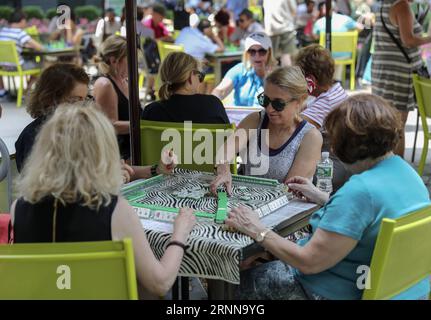 (170703) -- NEW YORK, 3. Juli 2017 -- Hobbyisten spielen mAh Jongg während der mAh Jongg Marathon Veranstaltung im Bryant Park in New York City, USA, am 3. Juli 2017. Nach Angaben der Veranstalterin Linda Fisher soll die Veranstaltung den mAh Jongg-Hobbyisten einen Ort bieten, um miteinander zu kommunizieren und das Spiel für mehr Menschen zu bewerben. MAh Jongg stammt aus China und wurde in den 1920er Jahren in die Vereinigten Staaten eingeführt. US-NEW YORK-mAh JONGG MARATHON WangxYing PUBLICATIONxNOTxINxCHN New York 3. Juli 2017 Hobbyisten spielen mAh Jongg während des mAh Jongg Marathon Events IM Bryant Park in N Stockfoto