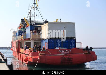 Das Rettungsschiff 4 führt in den Hafen von salerno 114 Migranten, die im Mittelmeer vor der libyschen Küste erholt wurden. Stockfoto