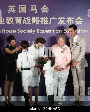 (170704) -- PEKING, 4. Juli 2017 -- zwei chinesische Kinder überreichen Blumen und ein Geschenk an die britische Prinzessin Anne (3. L) während einer Pressekonferenz, um das britische Pferderennerziehungsprojekt der British Horse Society in der britischen Botschaft in Peking, der Hauptstadt Chinas, am 4. Juli 2017 zu starten.) (SP)CHINA-BEIJING-EQUESTRIAN-BHS-EDUCATION PROJECT LAUNCH (CN) DingxXu PUBLICATIONxNOTxINxCHN Peking 4. Juli 2017 zwei chinesische Kinder präsentieren der britischen Prinzessin Anne 3rd l Blumen und ein Gift während einer Pressekonferenz, um das britische Pferdebildungsprojekt DER britischen Pferdegesellschaft in der britischen Botschaft in Peking C zu starten Stockfoto
