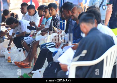 Das Rettungsschiff 4 führt in den Hafen von salerno 114 Migranten, die im Mittelmeer vor der libyschen Küste erholt wurden. Stockfoto