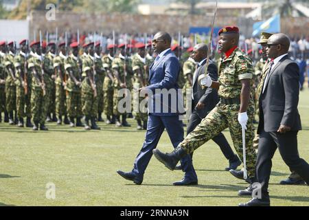 (170704) -- BUJUMBURA, 4. Juli 2017 -- burundischer Präsident Pierre Nkurunziza (1. L, Front) inspiziert Truppen während der Feierlichkeiten zum 55. Jahrestag der Unabhängigkeit in Bujumbura, der Hauptstadt Burundis, am 1. Juli 2017. ) (dtf) BURUNDI-BUJUMBURA-UNABHÄNGIGKEITS-JUBILÄUMSFEIERN EvrardxNgendakumana PUBLICATIONxNOTxINxCHN Bujumbura 4. Juli 2017 burundischer Präsident Pierre Nkurunziza 1. Front inspiziert Truppen während der Feier zum 55. Jahrestag der Unabhängigkeit in Bujumbura Hauptstadt Burundi AM 1. Juli 2017 dtf-Jahrestag der Unabhängigkeit von Burundi Stockfoto