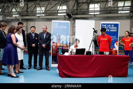 (170704) -- PEKING, 4. Juli 2017 -- der chinesische Athlet Su Bingtian (2. R) beschäftigt sich mit seinem Visum, als die britische Prinzessin Anne (3. L) am 4. Juli 2017 in einem Trainingsstadion der General Administration of Sport in Peking, der Hauptstadt Chinas, zusieht. Prinzessin Anne Tuesday traf sich mit chinesischen Athleten, die nach London gehen werden, um an den IAAF-Weltmeisterschaften 2017 teilzunehmen. (SP)CHINA-BEIJING-ATHLETICS-PRINCESS ANNE-VISIT (CN) WangxLili PUBLICATIONxNOTxINxCHN Peking 4. Juli 2017 Chinesische Athletin SU 2nd r Deals mit seinem Visum als britische Prinzessin Anne 3rd l blickt AUF eine Trainingsphase von General Administra Stockfoto