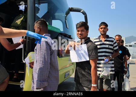 Das Rettungsschiff 4 führt in den Hafen von salerno 114 Migranten, die im Mittelmeer vor der libyschen Küste erholt wurden. Stockfoto