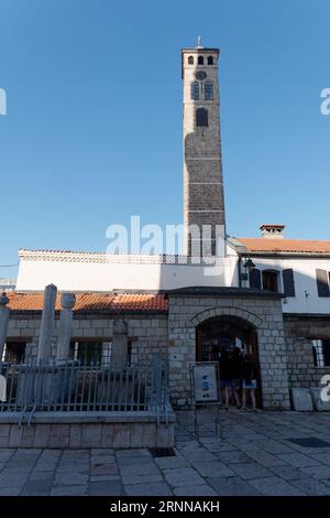 Uhrenturm aus Sicht vom Innenhof der Gazi Husrev-Beg Moschee in Sarajevo, Bosnien und Herzegowina, 2. September 2023 Stockfoto