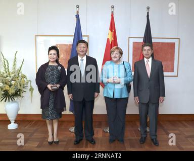 Bilder des Tages (170704) -- BERLIN, 4. Juli 2017 -- der chinesische Präsident Xi Jinping (2. L) und seine Frau Peng Liyuan (1. L) werden von Bundeskanzlerin Angela Merkel (2. R) und ihrem Ehemann Joachim sauer (1. R) im Max Liebermann Haus nahe Brandenburger Tor in Berlin, 4. Juli 2017 begrüßt. (lfj) DEUTSCHLAND-CHINA-XI JINPING-MERKEL-MEETING MaxZhancheng PUBLICATIONxNOTxINxCHN Images der Tag Berlin 4. Juli 2017 der chinesische Präsident Xi Jinping 2. L und seine Frau Peng Liyuan 1. L werden von der deutschen Bundeskanzlerin Angela Merkel 2. R und ihrem Ehemann Joachim Sure 1. R a begrüßt Stockfoto