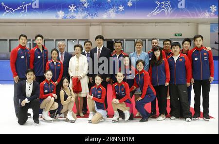 (170705) -- PEKING, 5. Juli 2017 -- britische Prinzessin Anne (zurück, 5. L) posiert für ein Gruppenfoto mit Beamten, chinesischen Eiskunstlaufsportlern und Trainern auf einer Trainingslaufbahn des Winter Sport Center der General Administration of Sport of China in Peking, Hauptstadt von China, am 5. Juli 2017. (SP)CHINA-BEIJING-FIGURE SKATING-BRITISH PRINCESS ANNE-VISIT (CN) WangxLili PUBLICATIONxNOTxINxCHN Peking 5. Juli 2017 britische Prinzessin Anne Back 5. I posiert für ein Gruppenfoto mit Beamten Chinesische Eiskunstlauf-Athleten und Trainer AUF einer Trainingslaufbahn des Winter Sports Center Stockfoto