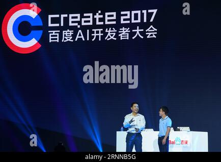 (170705) -- PEKING, 5. Juli 2017 -- Robin Li (L), Mitgründer und CEO von Baidu, kommuniziert mit Lu Qi, Group President und COO von Baidu, auf der Create 2017, der Baidu AI Developer Conference, im China National Convention Center in Peking, Hauptstadt von China, 5. Juli 2017. ) (LB) CHINA-BEIJING-BAIDU-AI-CONFERENCE (CN) ShenxHong PUBLICATIONxNOTxINxCHN Peking 5. Juli 2017 Robin Left l Co Gründer und CEO von Baidu kommuniziert mit dem Präsidenten und COO der Lu Qi Group von Baidu AUF DER Create 2017 der Baidu AI Developer Conference IM China National Convention Center in Beijing Capital of China am 5. Juli 2017 Stockfoto