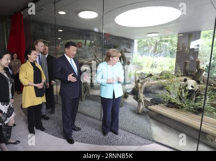 Themen der Woche Bilder des Tages (170705) -- BERLIN, 5. Juli 2017 -- der chinesische Präsident Xi Jinping (2. R), seine Frau Peng Liyuan und Bundeskanzlerin Angela Merkel (1. R) besuchen den Panda-Garten im Berliner Zoo, Hauptstadt von Berlin, 5. Juli 2017. XI und Merkel nahmen am Mittwoch an der Eröffnungszeremonie des Panda-Gartens im Berliner Zoo Teil. (LB) DEUTSCHLAND-CHINA-XI JINPING-MERKEL-PANDA GARTENERÖFFNUNG MaxZhancheng PUBLICATIONxNOTxINxCHN Themen die Woche Bilder der Tag Berlin 5. Juli 2017 der chinesische Präsident Xi Jinping 2. R seine Frau Peng Liyuan und die deutsche Bundeskanzlerin Angela Merkel 1 Stockfoto