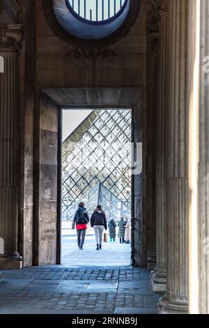 Paris, Frankreich - 20. Januar 2022: Allgemeiner Blick auf die Straße von Paris, der französischen Hauptstadt. Typisch französische Architektur und Blick auf die Stadt. Stockfoto