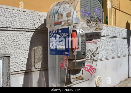 Ein altes öffentliches Telefon funktioniert mit Münzen und Telefonkarten in den Straßen des historischen Zentrums. Bis Ende 2023 wird der italienische TIM sie entfernen. Stockfoto