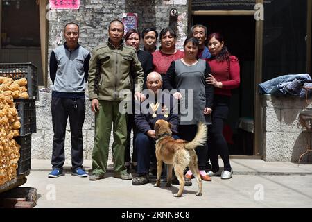 (170706) -- TAIYUAN, 6. Juli 2017 -- Veteran Xie Shuangfu (C Front), 89, posiert für Fotos mit seiner Familie im Dorf Zhang erping im Bezirk Yuxian, Provinz Shanxi in Nordchina, 4. Mai 2017. Xie war ein Soldat der Transporttruppe während des antijapanischen Krieges. Am 7. Juli dieses Jahres jährt sich zum 80. Mal der Beginn des achtjährigen Widerstands Chinas gegen die japanische Invasion. China war die erste Nation, die gegen faschistische Kräfte kämpfte. Der Kampf begann am 18. September 1931, als japanische Truppen ihre Invasion in Nordostchina begannen. Sie wurde verstärkt, als Japans Invasion in vollem Umfang stattfand Stockfoto