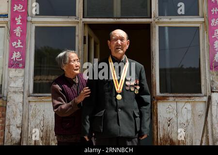 (170706) -- TAIYUAN, 6. Juli 2017 -- Veteran Zhang Zhipei (R), 86, steht mit seiner Frau Liu Sini auf dem Hof im Dorf Beijiaochang im Bezirk Yuxian, Provinz Shanxi in Nordchina, 5. Mai 2017. Zhang, geboren 1931, nahm schon als junger Mann an dem antijapanischen Krieg Teil. Am 7. Juli dieses Jahres jährt sich zum 80. Mal der Beginn des achtjährigen Widerstands Chinas gegen die japanische Invasion. China war die erste Nation, die gegen faschistische Kräfte kämpfte. Der Kampf begann am 18. September 1931, als japanische Truppen ihre Invasion in Nordostchina begannen. Sie wurde mit der Invasion Japans intensiviert Stockfoto