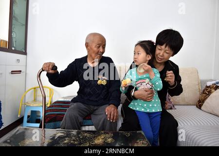 (170706) - TAIYUAN, 6. Juli 2017 - Veteran Wang Qinming (L), 93, unterhält sich mit seiner Tochter Wang Qiaolin und seiner Urenkelin Meng Yuhan zu Hause im Yuxian County, Provinz Shanxi in Nordchina, 6. Juni 2017. Wang, geboren 1924, trat 1944 während des antijapanischen Krieges der chinesischen Armee bei. Am 7. Juli dieses Jahres jährt sich zum 80. Mal der Beginn des achtjährigen Widerstands Chinas gegen die japanische Invasion. China war die erste Nation, die gegen faschistische Kräfte kämpfte. Der Kampf begann am 18. September 1931, als japanische Truppen ihre Invasion in Nordostchina begannen. Es wurde verstärkt, was Stockfoto