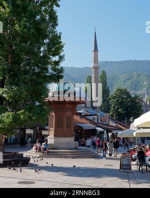 Der Sebilj, ein Holzbrunnen im osmanischen Stil im Stadtteil Baščaršija in Sarajevo, Bosnien und Herzegowina, 2. September 2023 Stockfoto