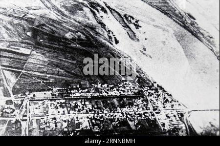 (170706) -- PEKING, 6. Juli 2017 () -- ein von einem japanischen Soldaten aufgenommenes Foto zeigt die Lugou-Brücke und die Stadt Wanping in Peking. China war die erste Nation, die gegen faschistische Kräfte kämpfte. Der Kampf begann am 18. September 1931, als japanische Truppen ihre Invasion in Nordostchina begannen. Sie wurde verstärkt, als Japans Invasion begann, nachdem am 7. Juli 1937 ein wichtiger Zugangspunkt nach Peking, die Lugou-Brücke, auch bekannt als Marco-Polo-Brücke, von japanischen Truppen angegriffen wurde. () (mcg) VORFALL CHINA-PEKING-7. JULI -80. JAHRESTAG (CN) xinhua PUBLICATIONxNOTxINxCHN Peking 6. Juli 2017 Stockfoto