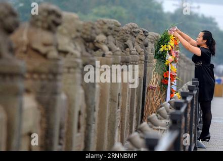 (170706) -- PEKING, 6. Juli 2017 () -- Ein Mitglied der Kommunistischen Partei Chinas arrangiert einen Blumenkorb an der Lugou-Brücke in Peking, Hauptstadt Chinas, 7. Juli 2013. China war die erste Nation, die gegen faschistische Kräfte kämpfte. Der Kampf begann am 18. September 1931, als japanische Truppen ihre Invasion in Nordostchina begannen. Sie wurde verstärkt, als Japans Invasion begann, nachdem am 7. Juli 1937 ein wichtiger Zugangspunkt nach Peking, die Lugou-Brücke, auch bekannt als Marco-Polo-Brücke, von japanischen Truppen angegriffen wurde. () (MCG) CHINA-PEKING- VORFALL VOM 7. JULI - 80. JAHRESTAG (CN) XINHUA PUB Stockfoto