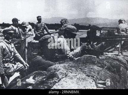 (170706) -- PEKING, 6. Juli 2017 () -- das Foto zeigt chinesische Soldaten, die hart kämpfen, um japanischen Eindringlingen auf der Lugou-Brücke in Peking zu widerstehen. China war die erste Nation, die gegen faschistische Kräfte kämpfte. Der Kampf begann am 18. September 1931, als japanische Truppen ihre Invasion in Nordostchina begannen. Sie wurde verstärkt, als Japans Invasion begann, nachdem am 7. Juli 1937 ein wichtiger Zugangspunkt nach Peking, die Lugou-Brücke, auch bekannt als Marco-Polo-Brücke, von japanischen Truppen angegriffen wurde. () (mcg) CHINA-PEKING-VORFALL vom 7. JULI -80. JAHRESTAG (CN) xinhua PUBLICATIONxNOTxINxCHN Stockfoto